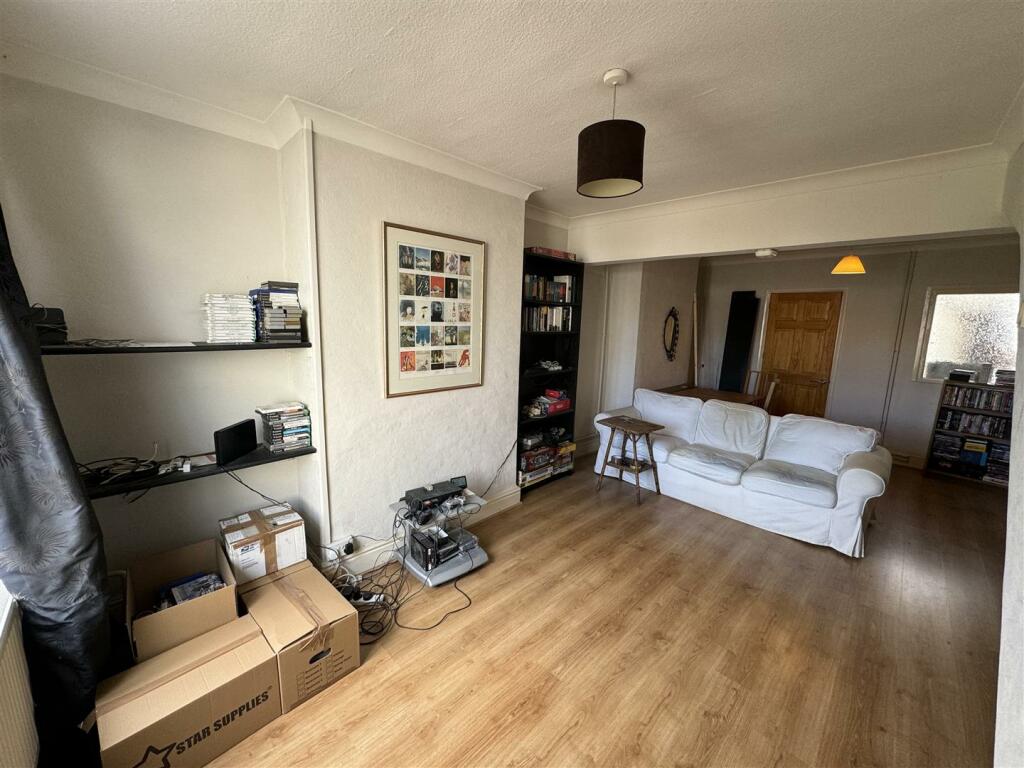 LIVING/ DINING ROOM