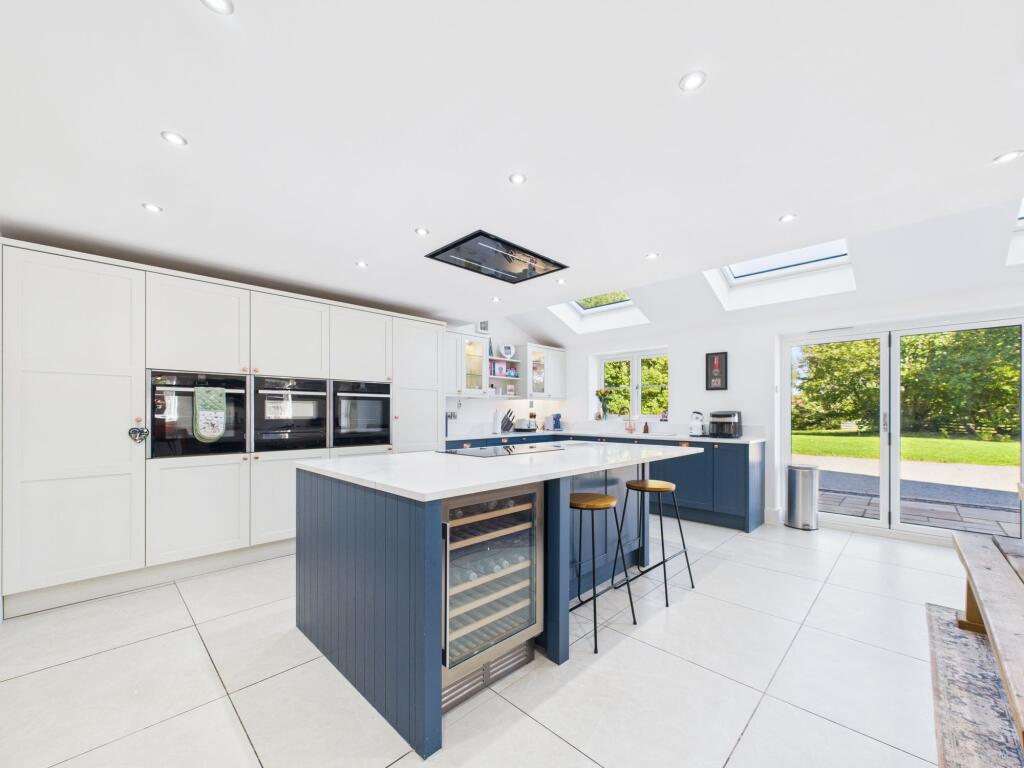Kitchen centre island