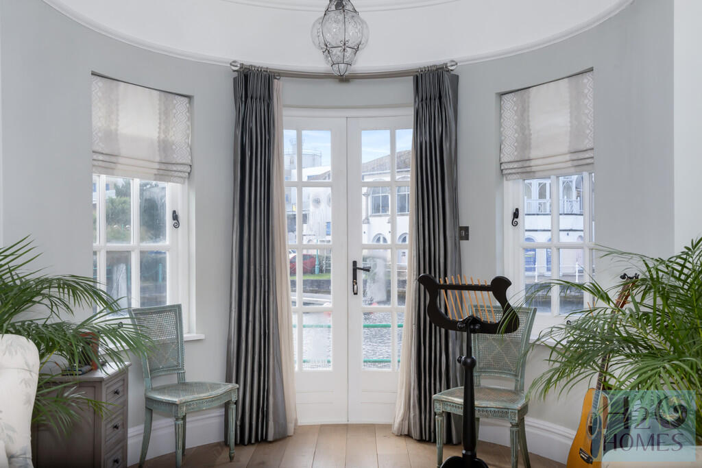 Trafalgar Gate, 8...