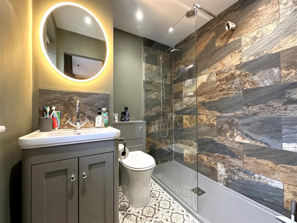 Fabulous En-Suite Shower Room 268