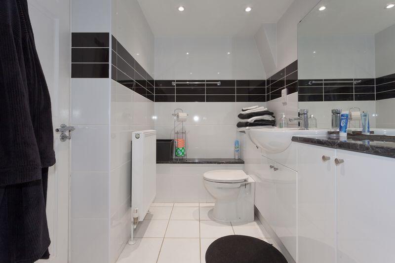 EN SUITE 