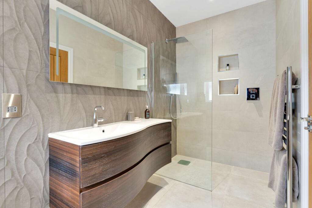 Principal Bedroom En-Suite