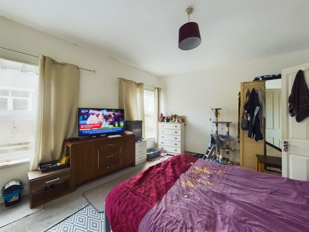 Bedroom 1 (2).jpg