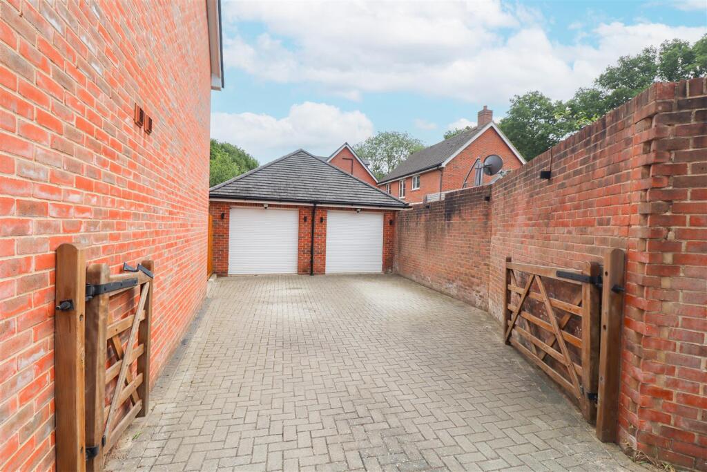 Driveway Parking &amp; Double Garage