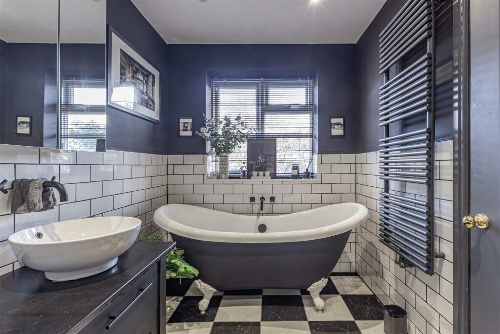 70 Station Road, West Byfleet, KT14 6DR - 24.jpg