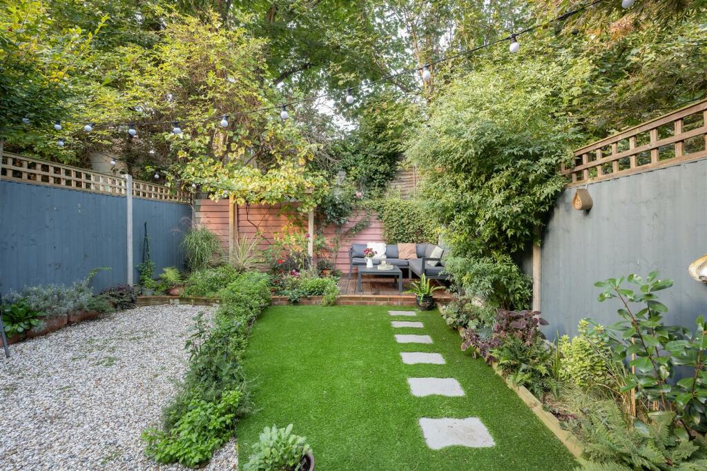 Cavendish Drive, E11