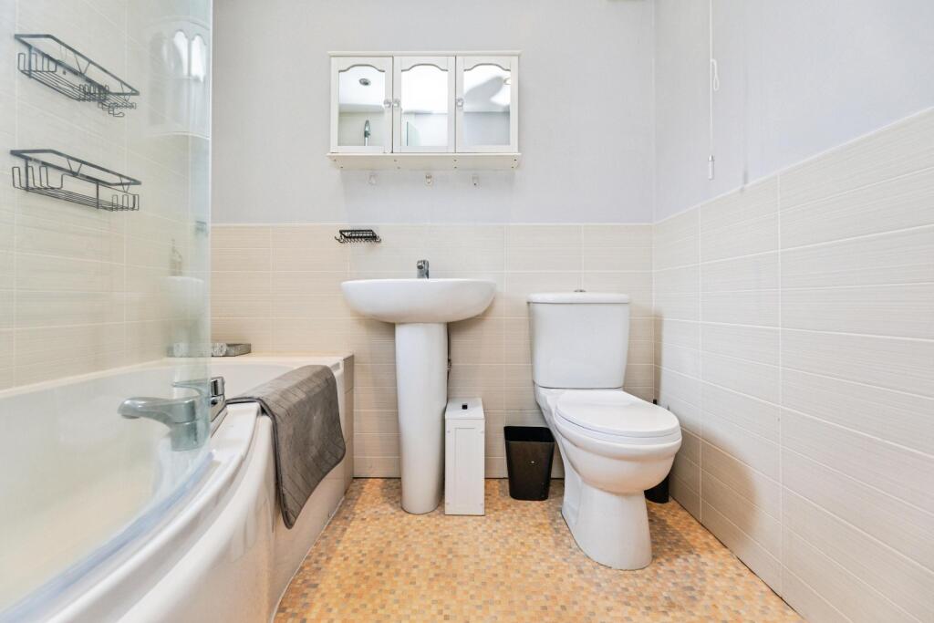 pbox-bathroom-332083.jpg