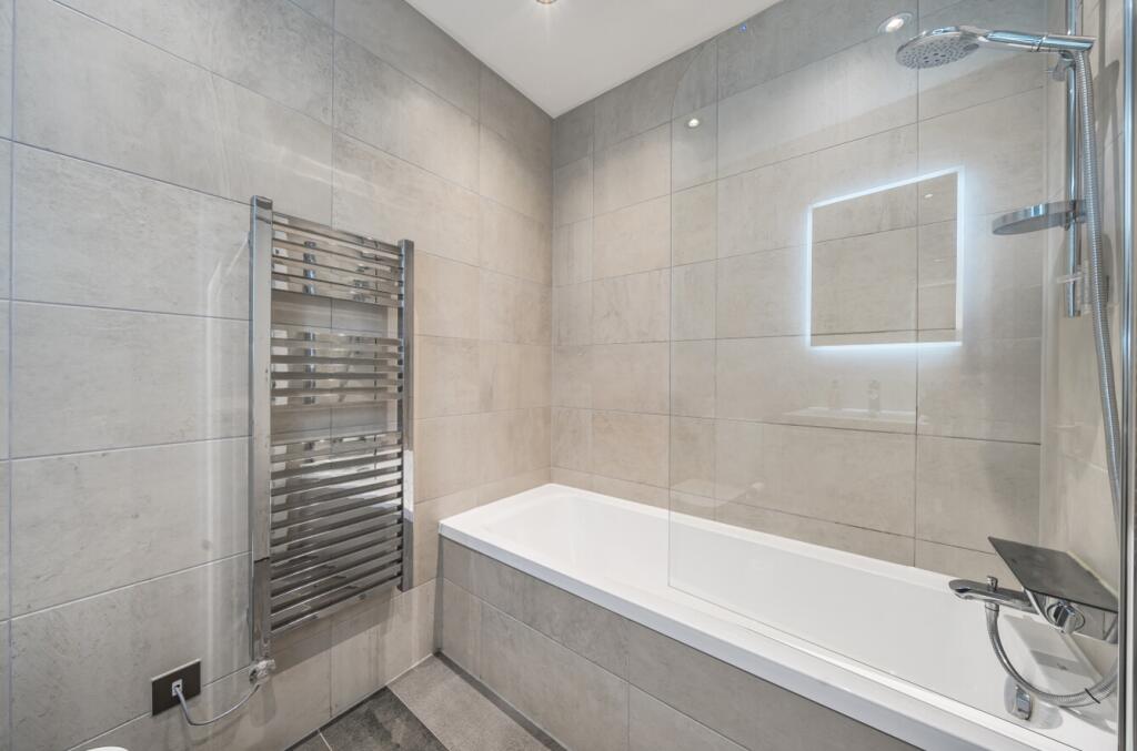 Family Bathroom - EweMove Estate Agents