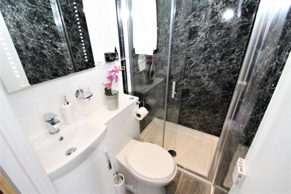 Ensuite.JPG