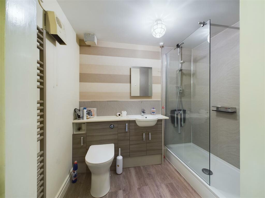SHOWER ROOM