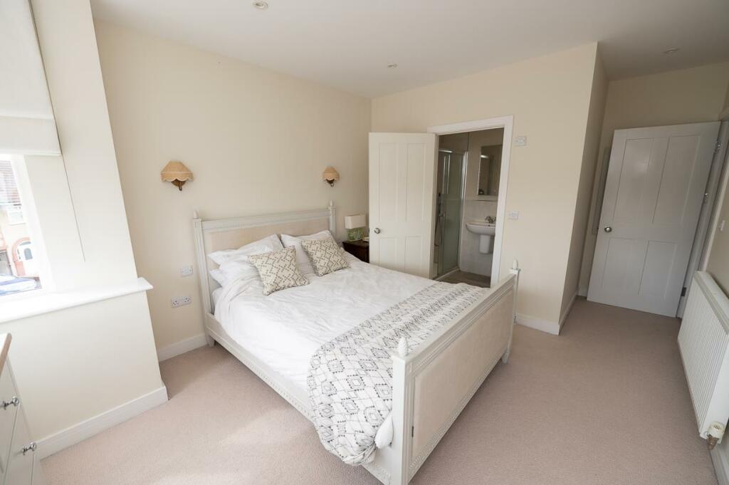 Bedroom 1 pic 2.jpg