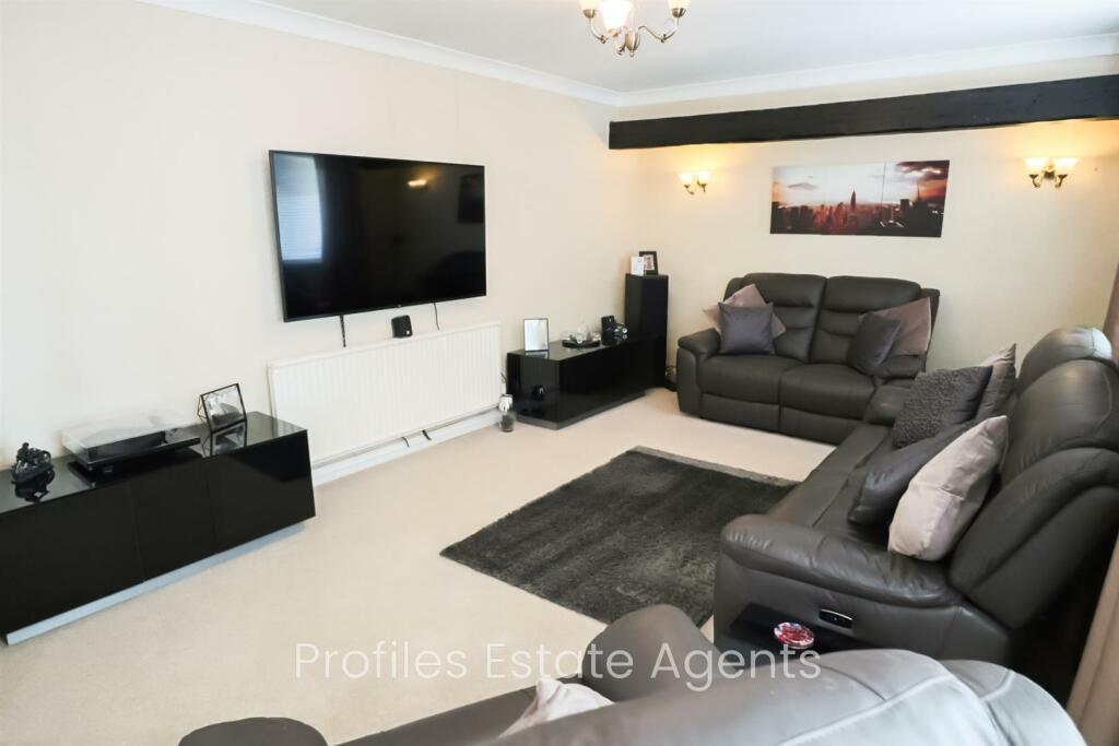 Attractive lounge (front).