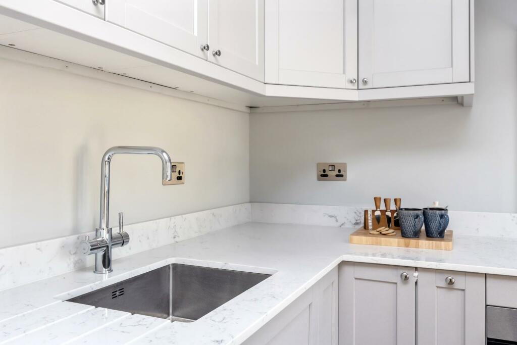 Warren Road,kitchen 2 - Copy.jpg
