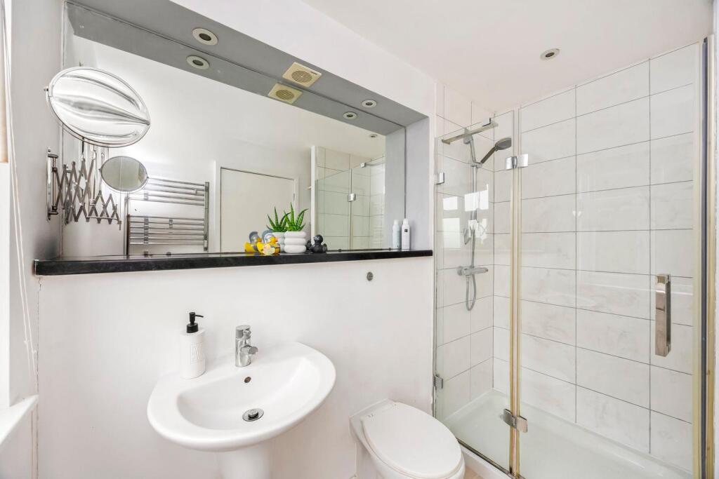 Woodhouse Road 48 BATHROOM 2.jpeg
