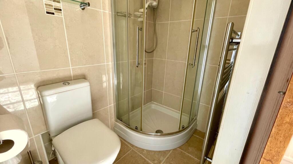 TILED 2 PIECE SHOWER EN-SUITE