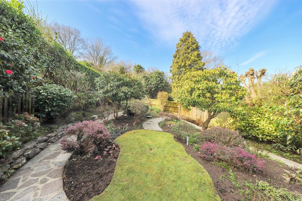 27 Hillside Cresc...
