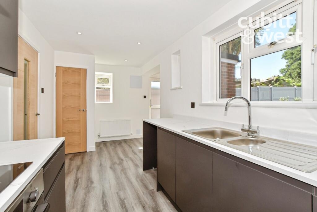 Kitchen/Breakfast...