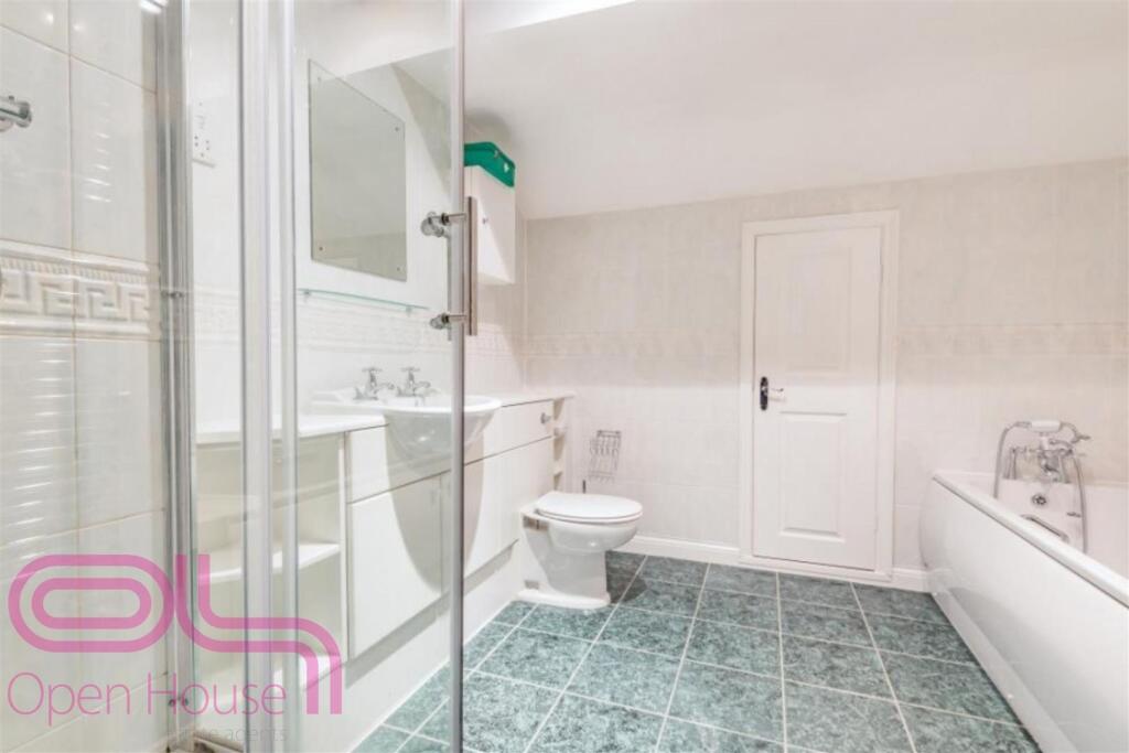 Bathroom 2 .jpg