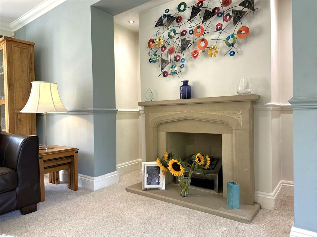 Attractive Feature Fireplace 475
