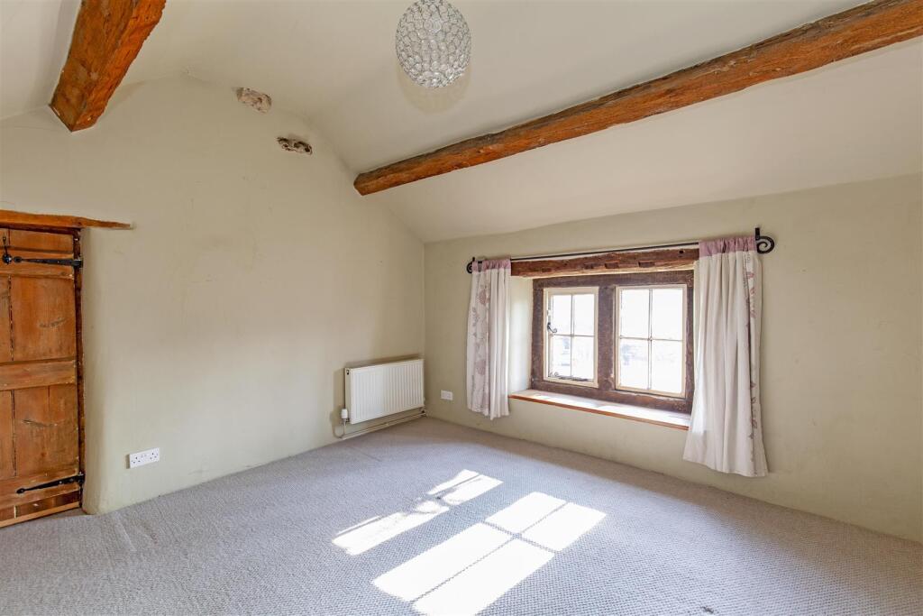 Bedroom 1-2.jpg