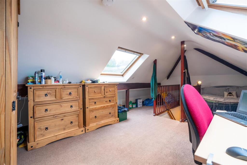 Bedroom 1_.jpg
