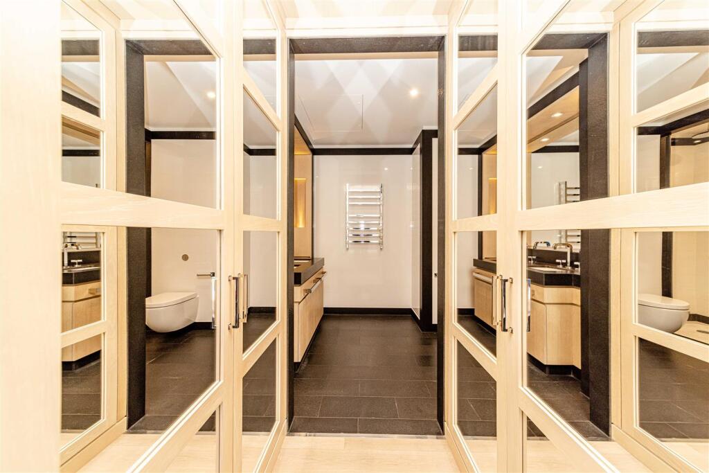 Master Bedroom           .jpg