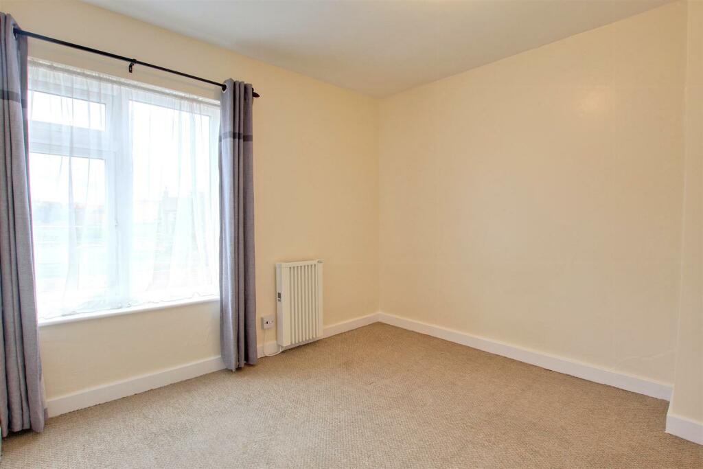 BEDROOM 2 (REAR)