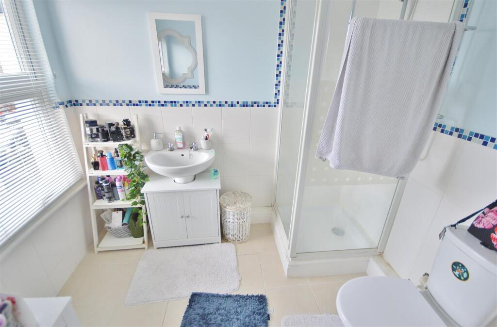 EN-SUITE SHOWER ROOM
