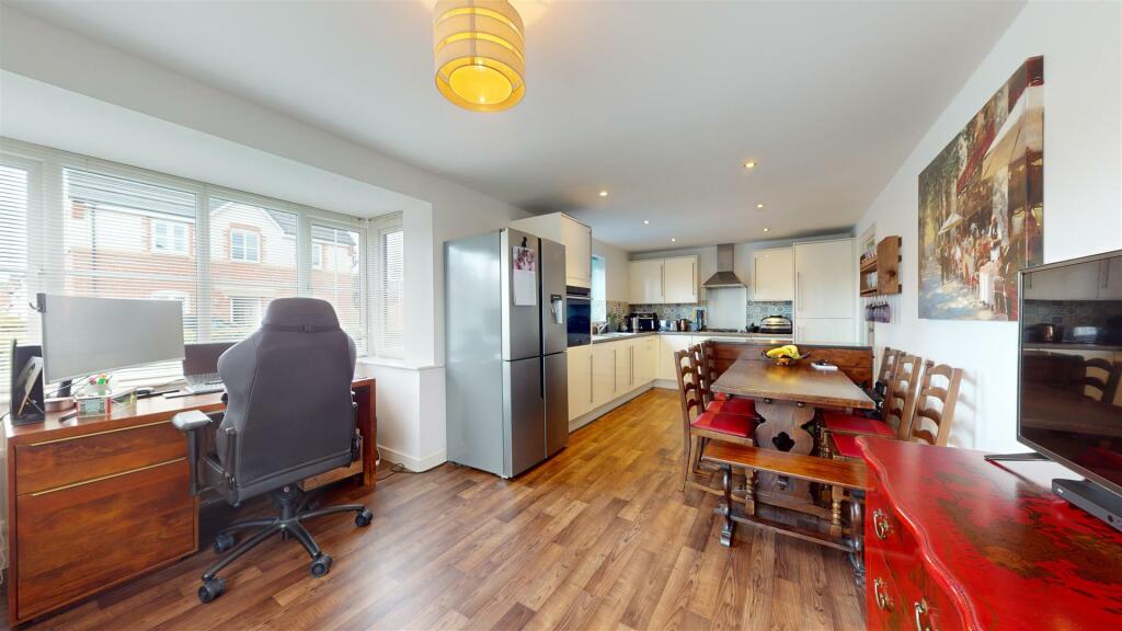 KITCHEN/DINING ROOM