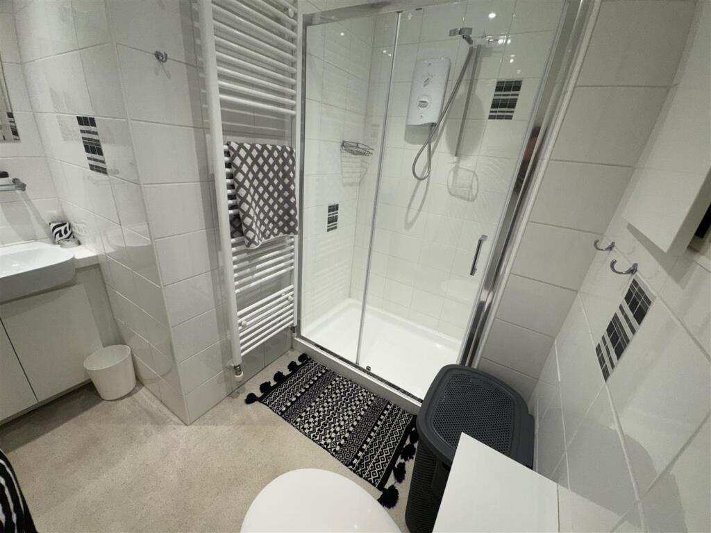 ENSUITE NEW.jpg
