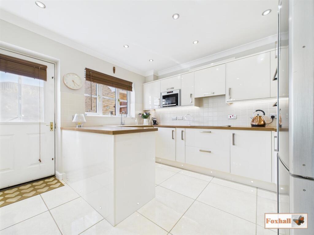 Kitchen / Dining Area