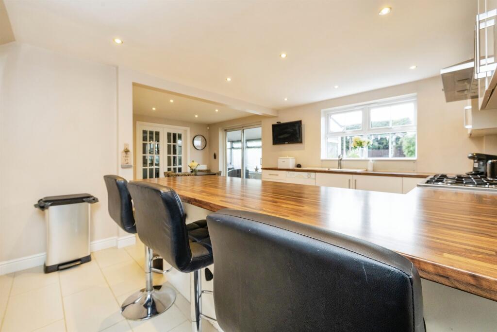 Kitchen / Dining Area