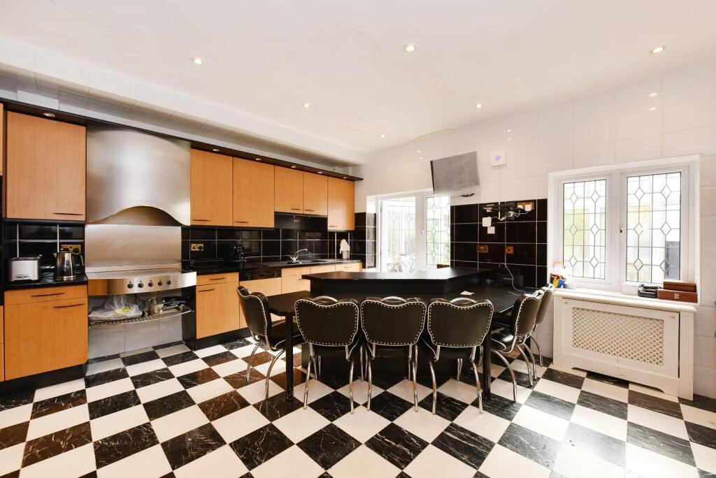 Beachcroft 18r Manor House Drive (5).JPG