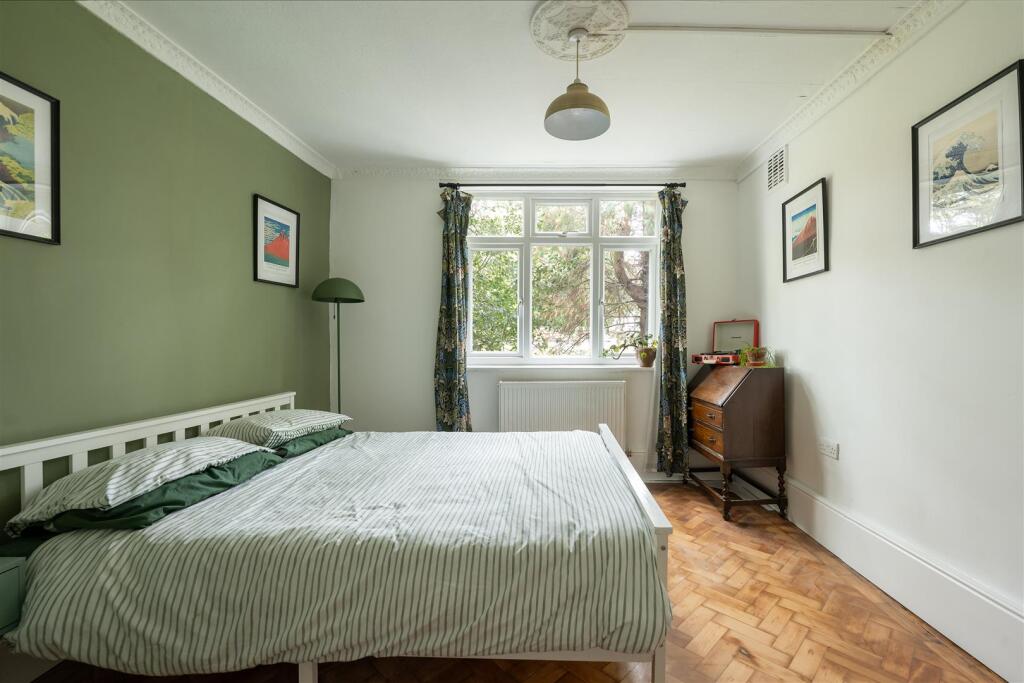 Onslow Gardens, E18