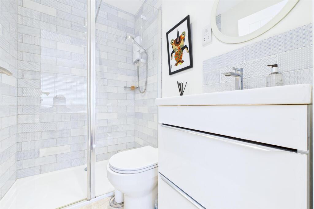 En-Suite to Bedroom 4