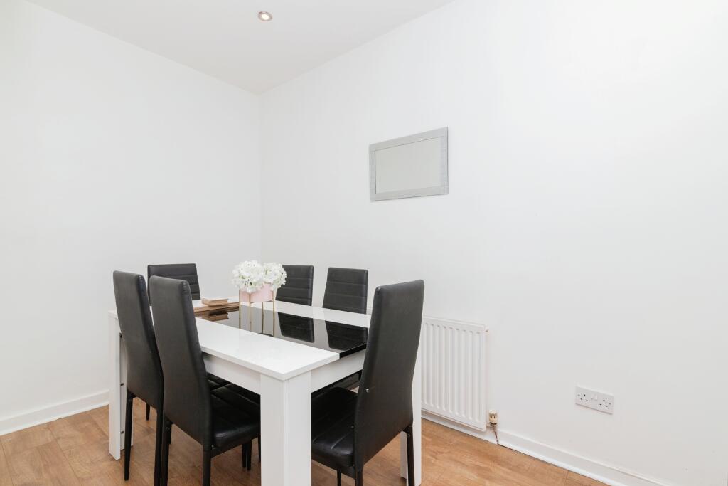 Bed 3 / Dining Room