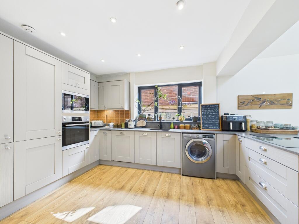 CAM02093G0-PR0053-STILL022