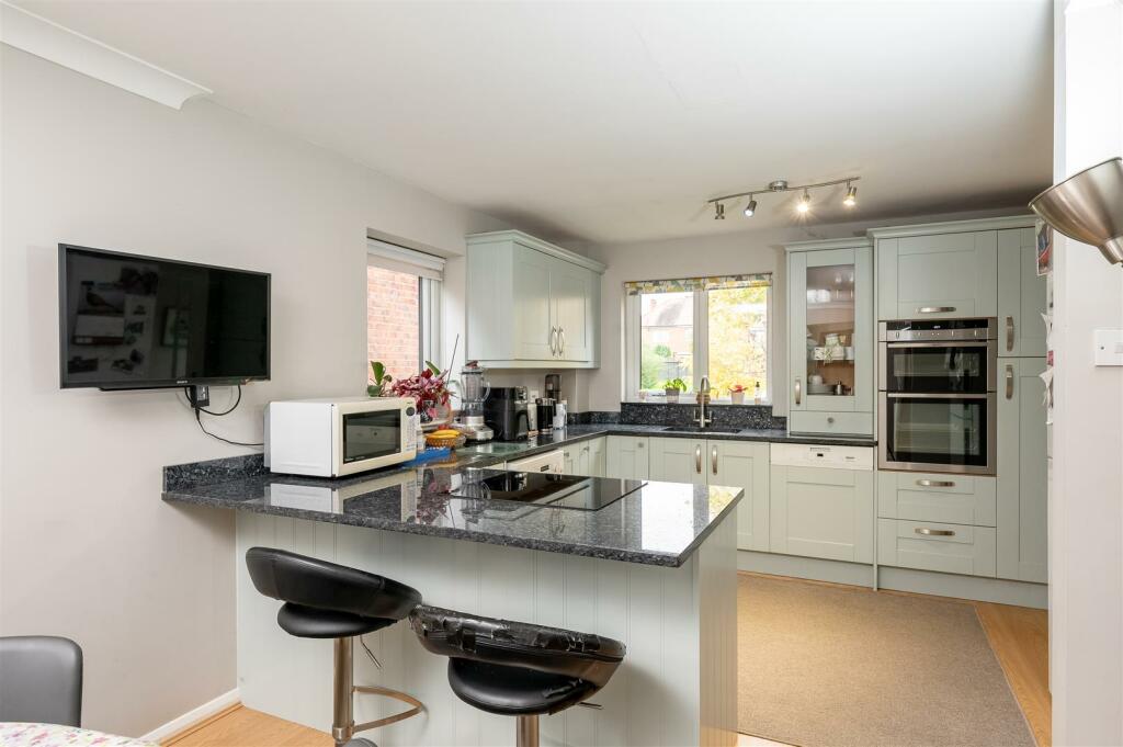 OPEN PLAN KITCHEN / DINING
