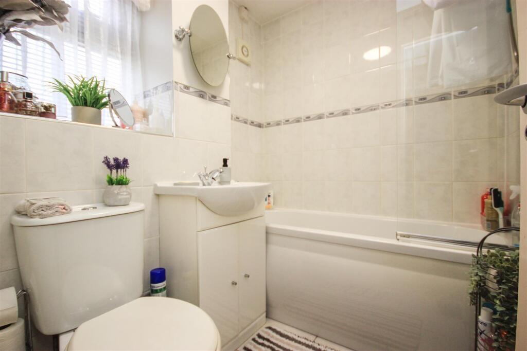 bathroom..jpg