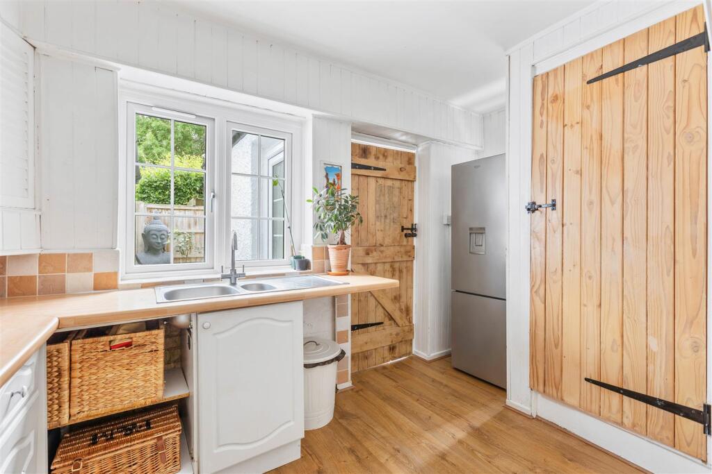 52 Shott Lane-10.jpg