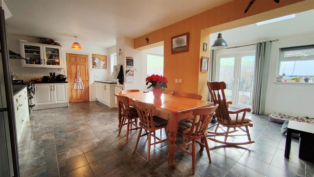 kitchen breakfast room.jpg