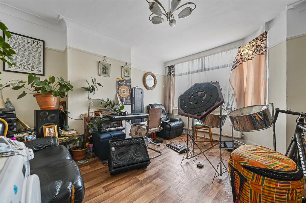 Aston Rowe - Long Drive8.JPG