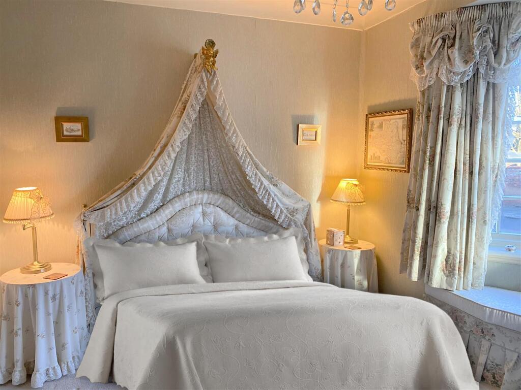 Downstairs Bedroom Linden Cottage.1pg.jpg