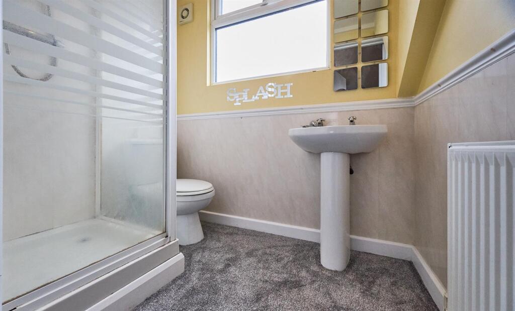 EN-SUITE SHOWER ROOM