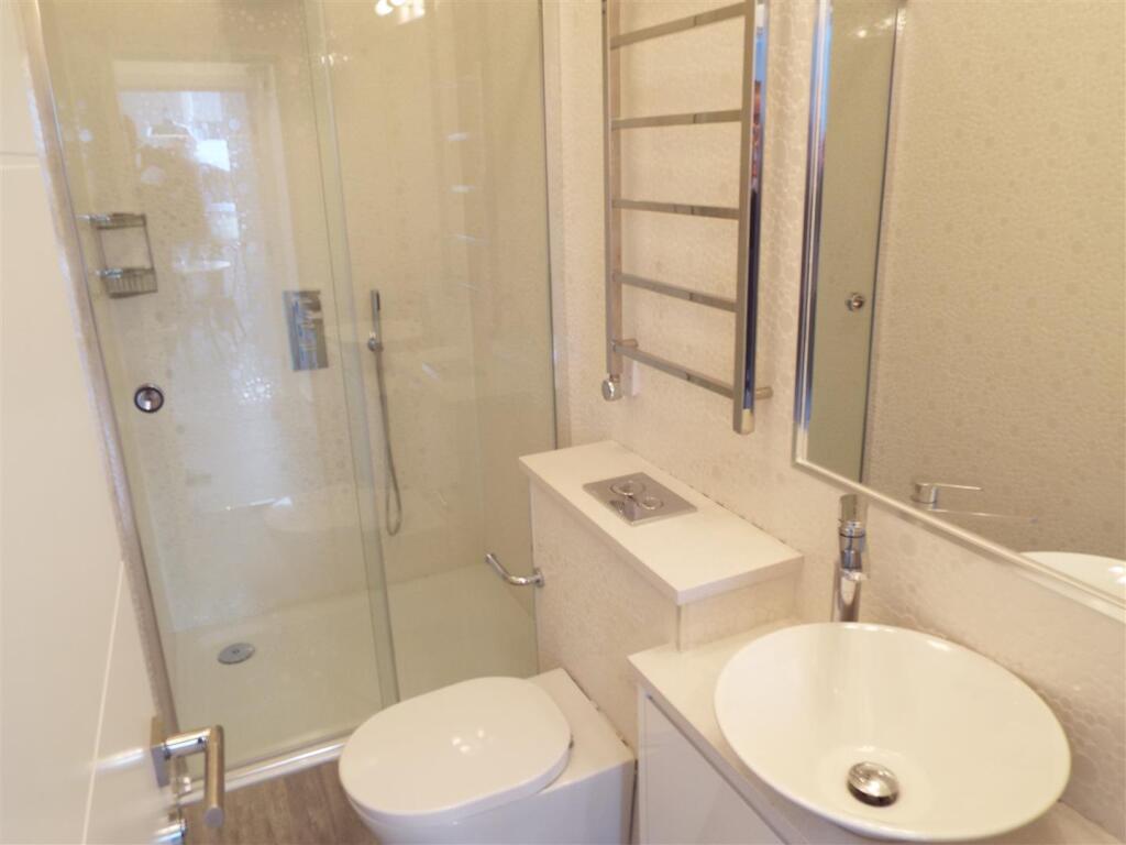 Elliot House, Pudding Lane - Flat 1 - Bathroom.JPG