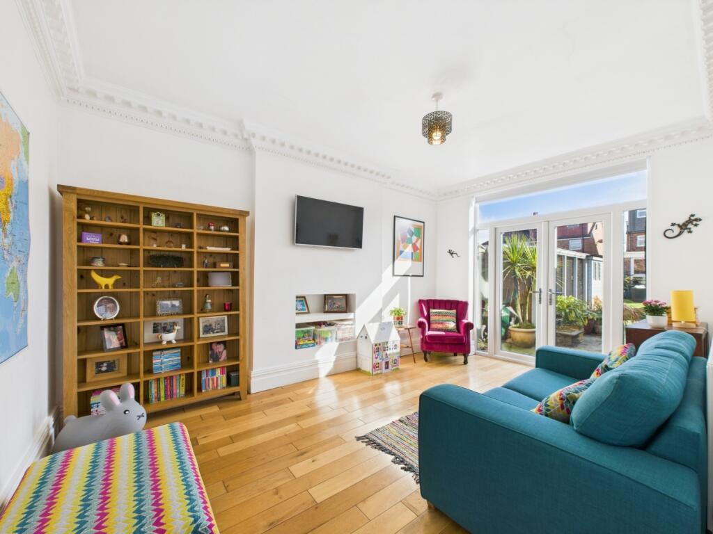 CAM02386G0-PR0117-STILL020