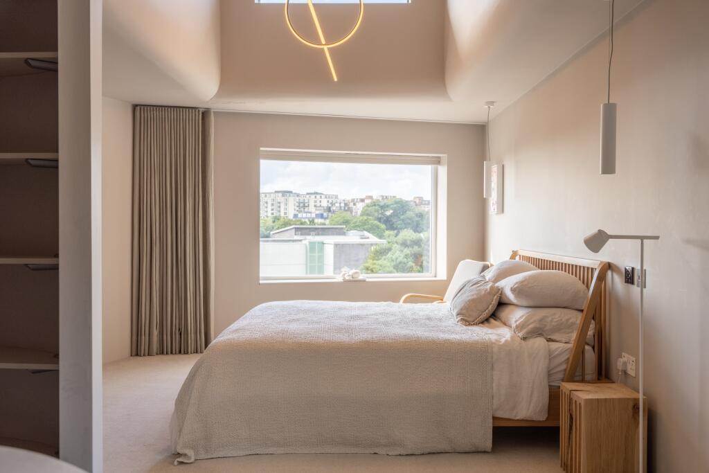 The Penthouse, Brist