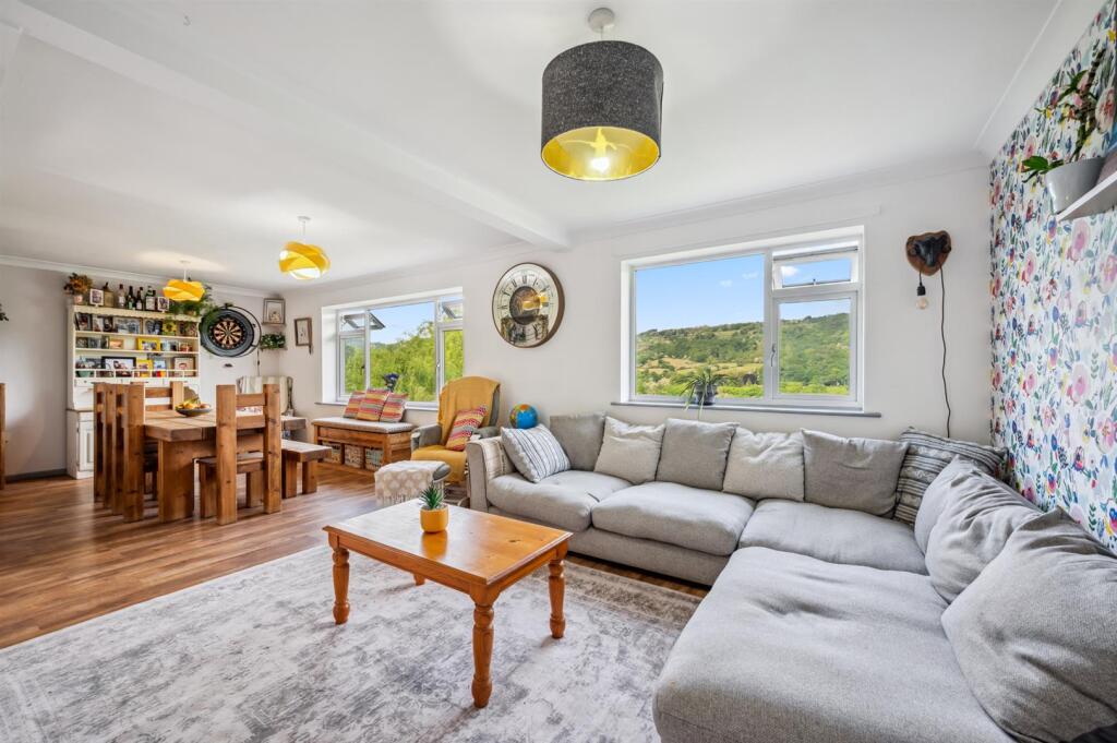 Lounge and dining area.jpg