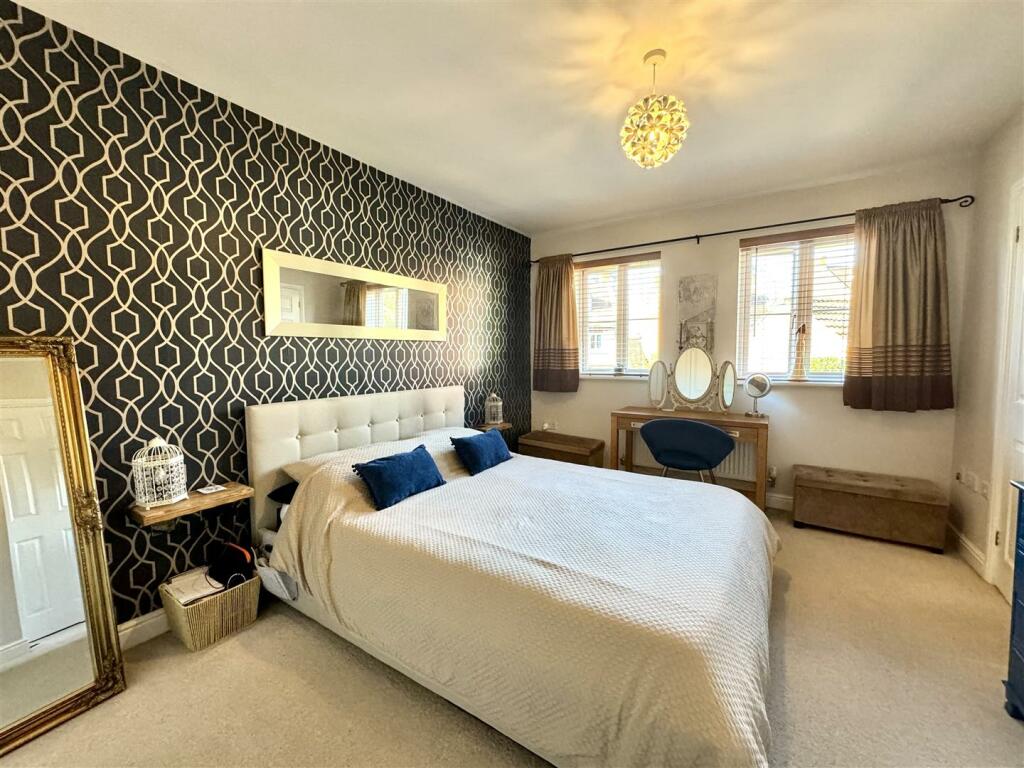 PRINCIPAL BEDROOM