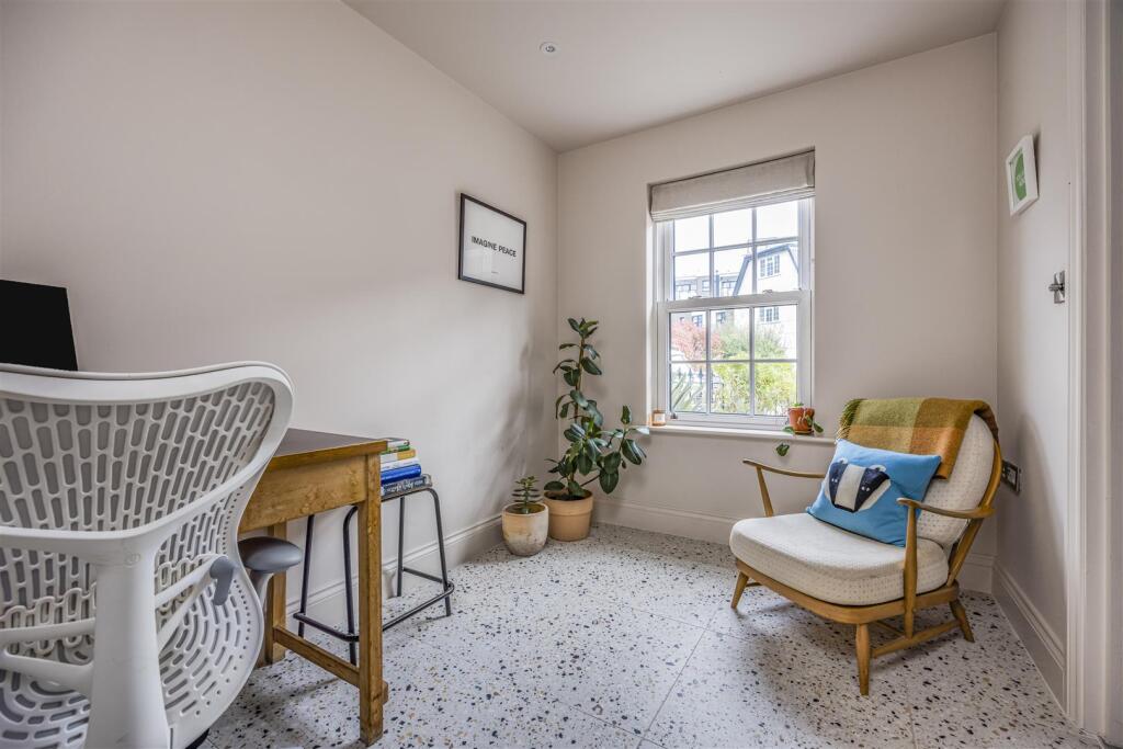 2 Cambridge Mews, Serpentine Road, Southsea-Portic